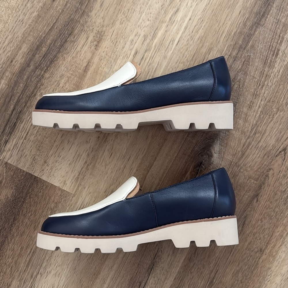 NIB VIONIC Kensley Slip On Leather Lug Loafer 6 Wide Navy Cream Nappa